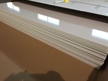 L&#039;olio lucido dei pannelli per soffitti bianchi del PVC dell&#039;avorio che protegge il soffitto di plastica piastrella 603mm x 1210mm